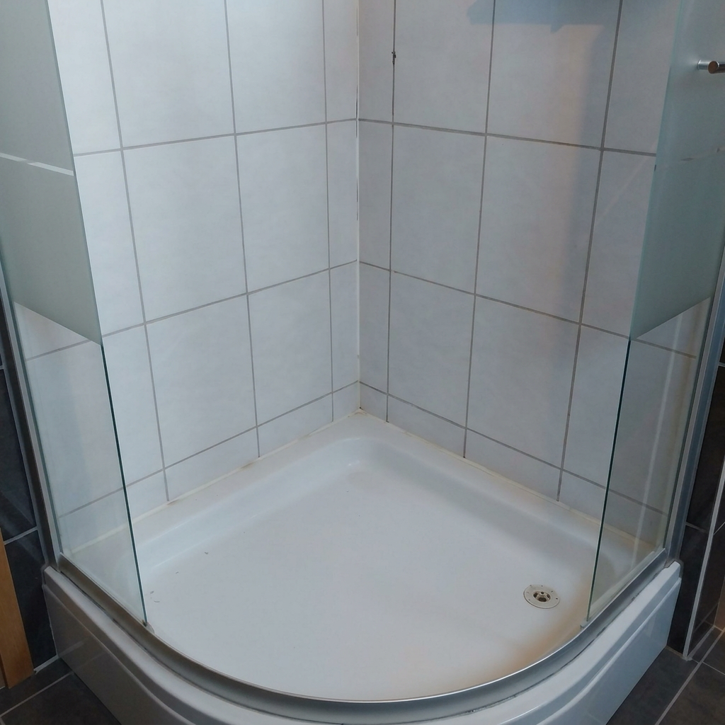 Dusche mit vergilbten und verschmutzten Fugen vor der Erneuerung